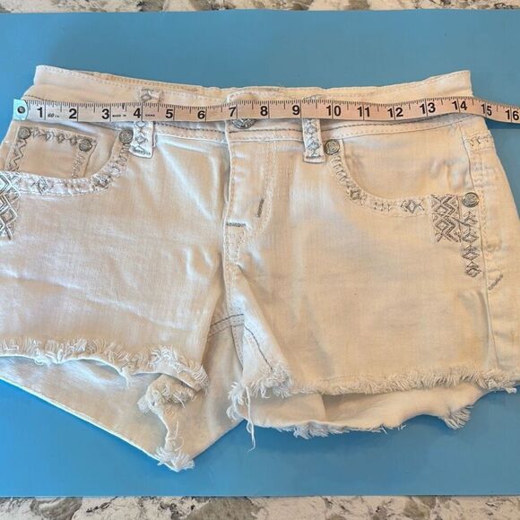 Grace in LA white cut off jean shorts Sz 27 silver & beaded - Picture 6 of 9